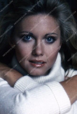 beautiful Olivia Newton-John portrait 35m-5387