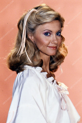 beautiful Olivia Newton-John portrait 35m-5408