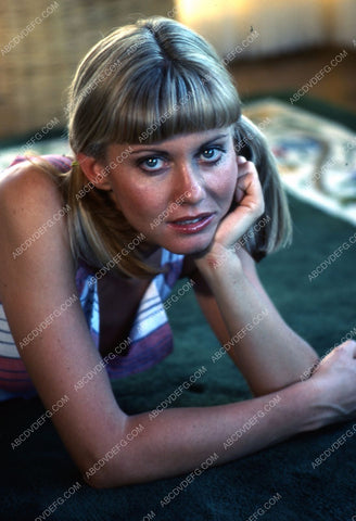 beautiful Olivia Newton-John portrait 35m-5429
