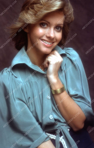 beautiful Olivia Newton-John portrait 35m-5430