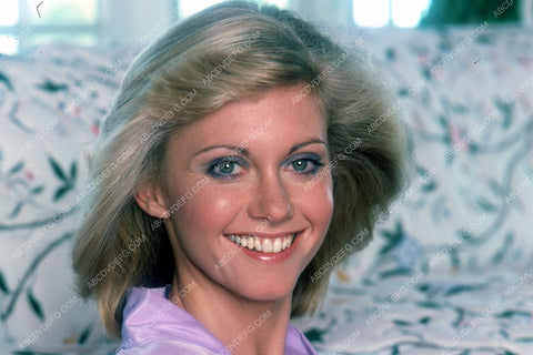 beautiful Olivia Newton-John portrait 35m-5462