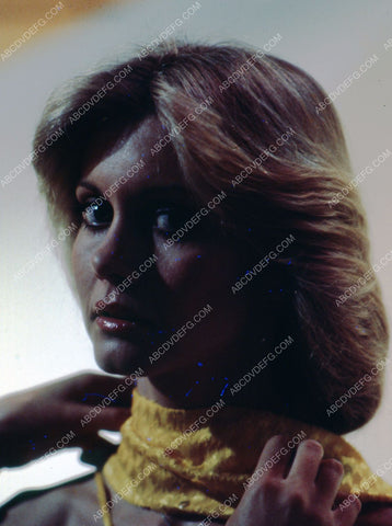 Olivia Newton-John gets wardrobe adjustment 35m-5464