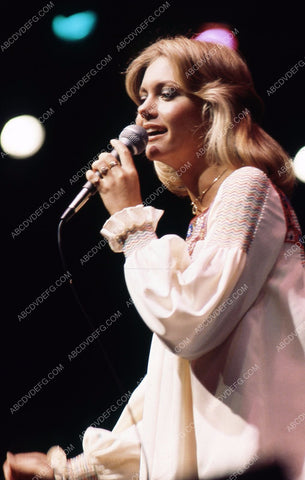 lovely Olivia Newton-John singing away 35m-5498