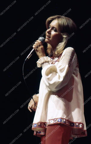 lovely Olivia Newton-John singing away 35m-5499