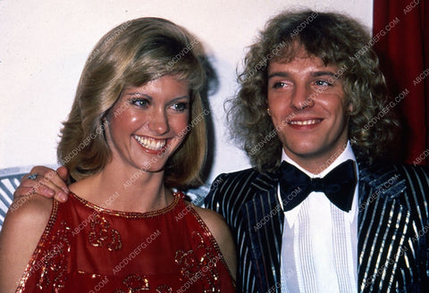 great candid Olivia Newton-John & Peter Frampton 35m-5500