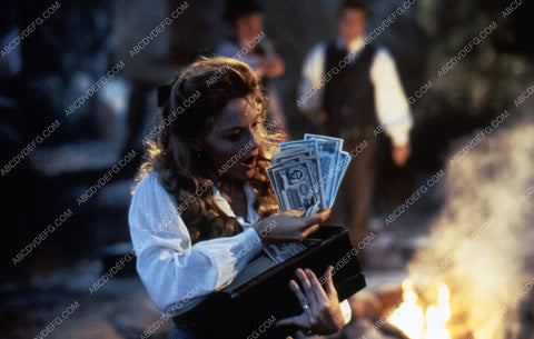 Jodie Foster rolling in cash film Maverick 35m-6173
