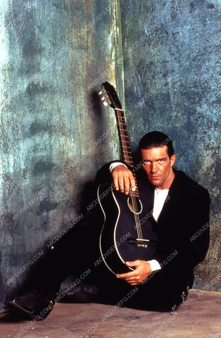 Antonio Banderas and his guitar film Desperado 35m-6759