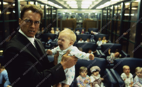 Arnold Schwarzenegger and the baby film Junior 35m-7626
