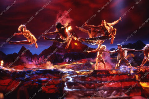 Elizabeth Berkley and the dancers film Showgirls 35m-7667