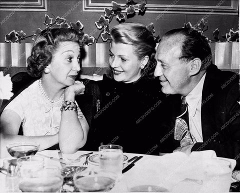 candid Hollywood Rita Hayworth Jack Benny and wife dining 3643-05