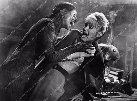 monster scene Hammer Horror film The Reptile 3661-27