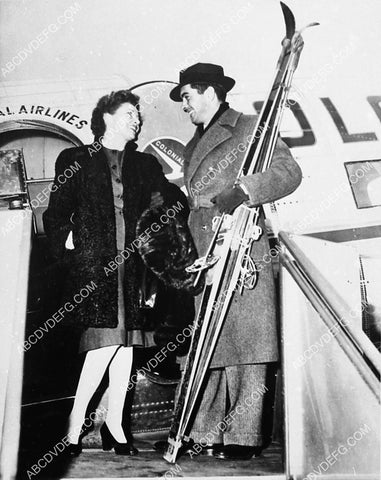 Annabella and Tyrone Power fly off for a skiing trip 3723-08