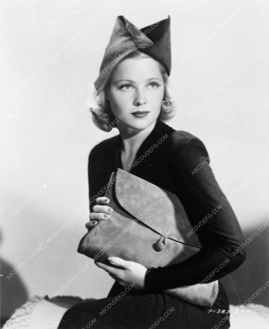 Mary Carlisle and handbag portrait 3761-05