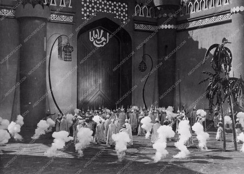 Douglas Fairbanks silent film The Thief of Bagdad 3928-02