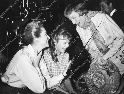 candid Deborah Kerr Hayley Mills Edith Evans listen to radio on set film The Chalk Garden 4004-17