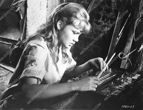 Hayley Mills and her painting kit film The Chalk Garden 4004-18