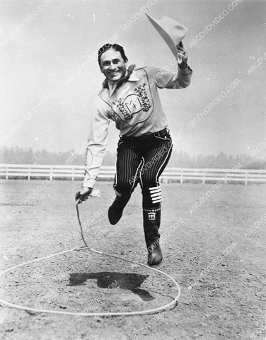 cowboy Monty Montana does cool rope tricks w lasso 4279-09