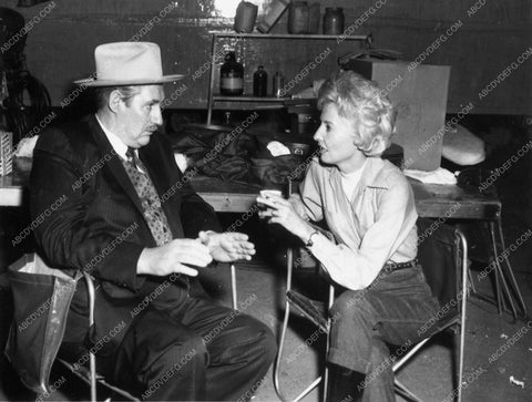 Barbara Stanwyck Pat Buttram candid on set Roustabout 4463-01