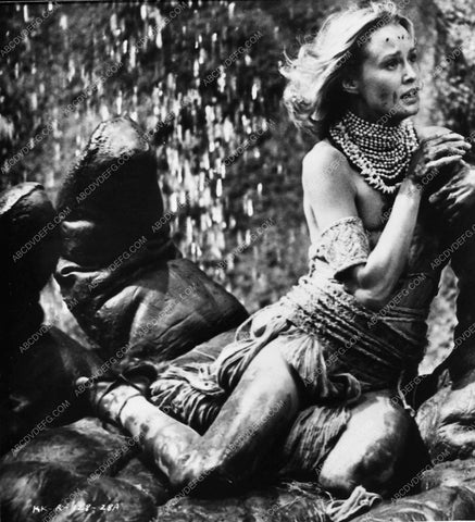 Jessica Lange covered in mud film King King 4544-03