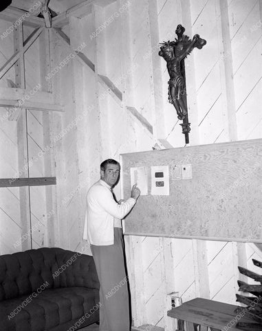 Edward Everett Horton gives newspaper tour of his home 45bx01-11