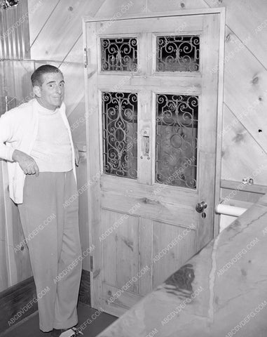 Edward Everett Horton gives newspaper tour of his home 45bx01-12