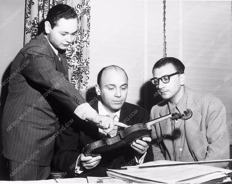 Bronislaw Kasper Johnny Green look over violin 45bx01-91