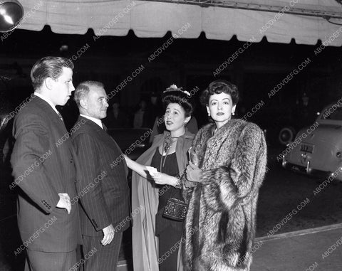 Hollywood Canteen Club and movie stars helping out 45bx02-05