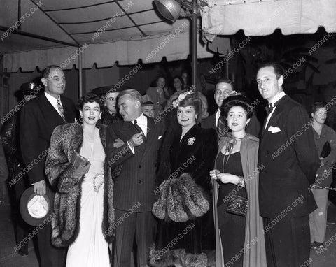 Hollywood Canteen Club and movie stars helping out 45bx02-09