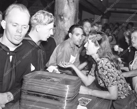 Hollywood Canteen Club Bette Davis and movie stars helping out 45bx02-15