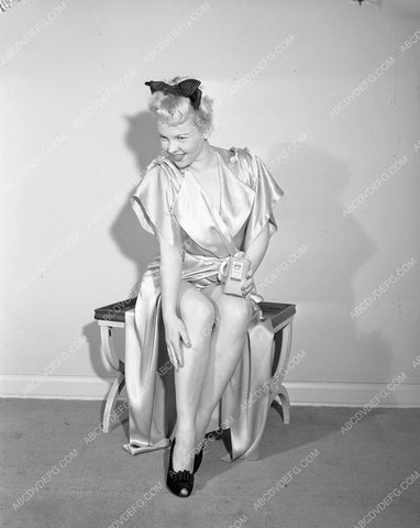 models using Gaby Leg Make-up leggy pinup cheesecake modeling 45bx02-39