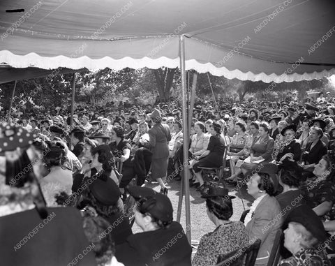 Mary Pickford hosting event in backyard at Pickfair 45bx02-45