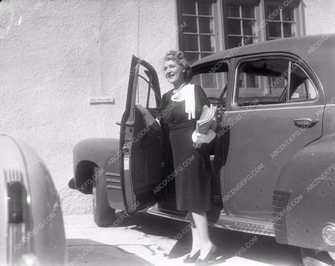 Mary Pickford parking her car at the studio 45bx02-48