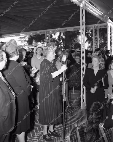 Mary Pickford hosting event in backyard at Pickfair 45bx02-49