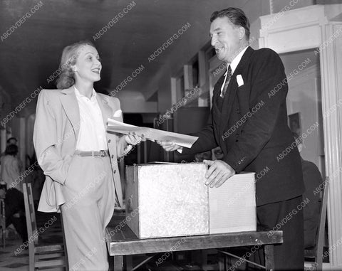 news photo citizen Marlene Dietrich shows up to vote 45bx04-38