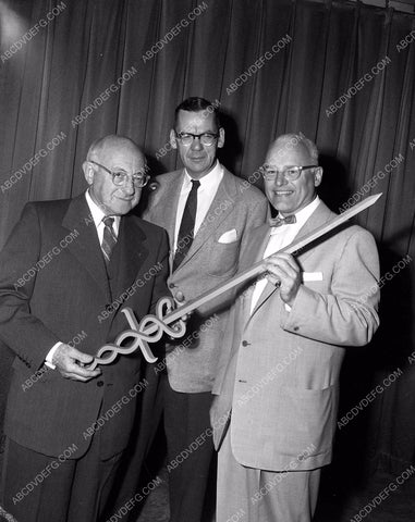 news photo Cecil B. DeMille who never won an award for nuffin is getting one 45bx04-45