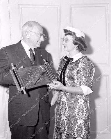 news photo Cecil B. DeMille receiving The Torah Award 45bx04-47