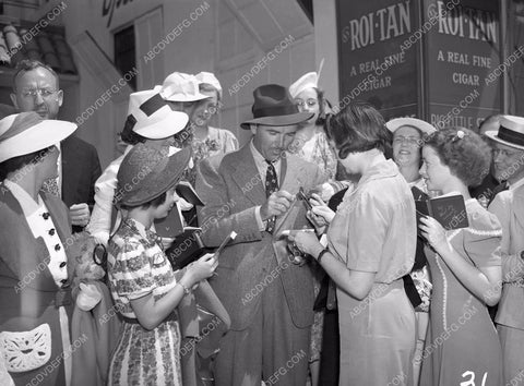 Preston Foster signs autographs for fans 45bx05-28
