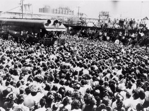 news photo Harry S Truman on back of a train in Waco Texas 45bx06-058