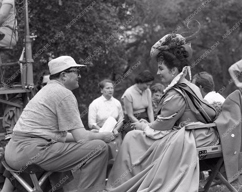 Joan Collins Henry Koster? Behind the scenes The Virgin Queen 45bx06-121
