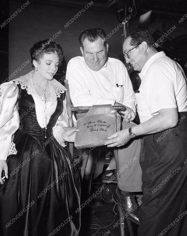 Joan Collins Henry Koster? Behind the scenes The Virgin Queen 45bx06-124
