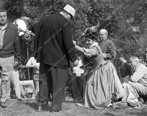 Joan Collins Henry Koster behind the scenes The Virgin Queen 45bx06-141