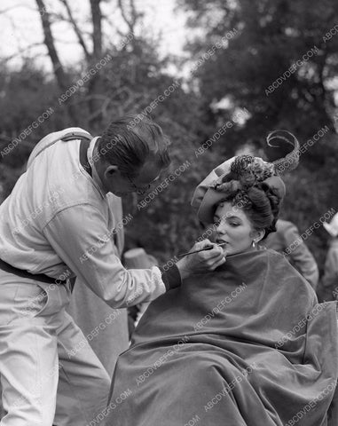 Joan Collins getting makeup touch up behind scenes The Virgin Queen 45bx06-142