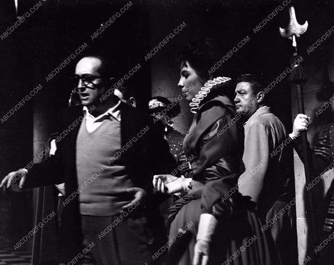 Joan Collins Henry Koster behind the scenes The Virgin Queen 45bx06-143