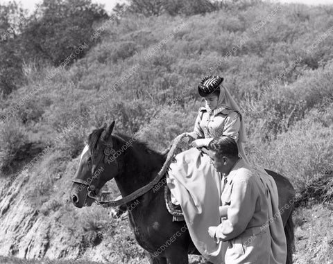 Joan Collins behind the scenes The Virgin Queen 45bx06-144