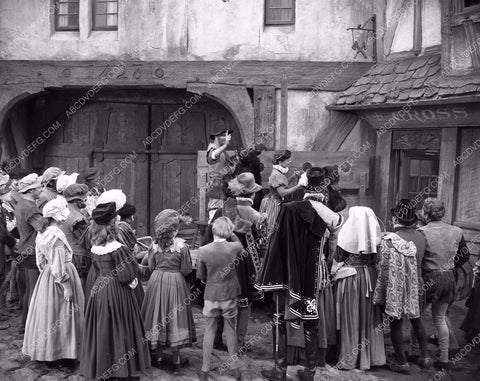 Joan Collins and cast film The Virgin Queen 45bx06-146