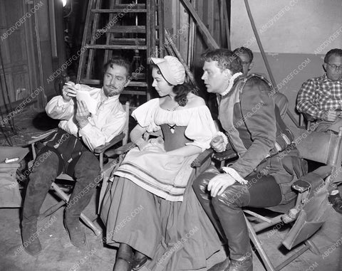Lisa Daniels Richard Todd behind scenes film The Virgin Queen 45bx06-159