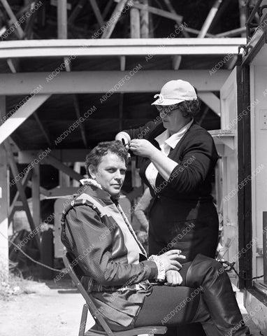 Dan O'Herlihy getting hair makeup touch up film The Virgin Queen 45bx06-181