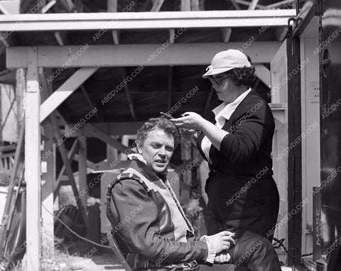 Dan O'Herlihy getting hair makeup touch up film The Virgin Queen 45bx06-186