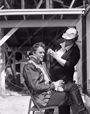 Dan O'Herlihy getting hair makeup touch up film The Virgin Queen 45bx06-188
