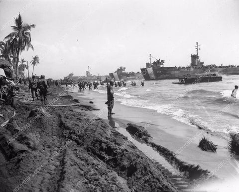 news photo military amphibious LST's land Leyte Gulf Philippine Islands 45bx06-306